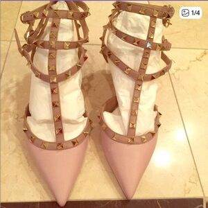 Valentino Rockstud Caged (kitten heels) size 40
New
Studded Pink Strappy Heels